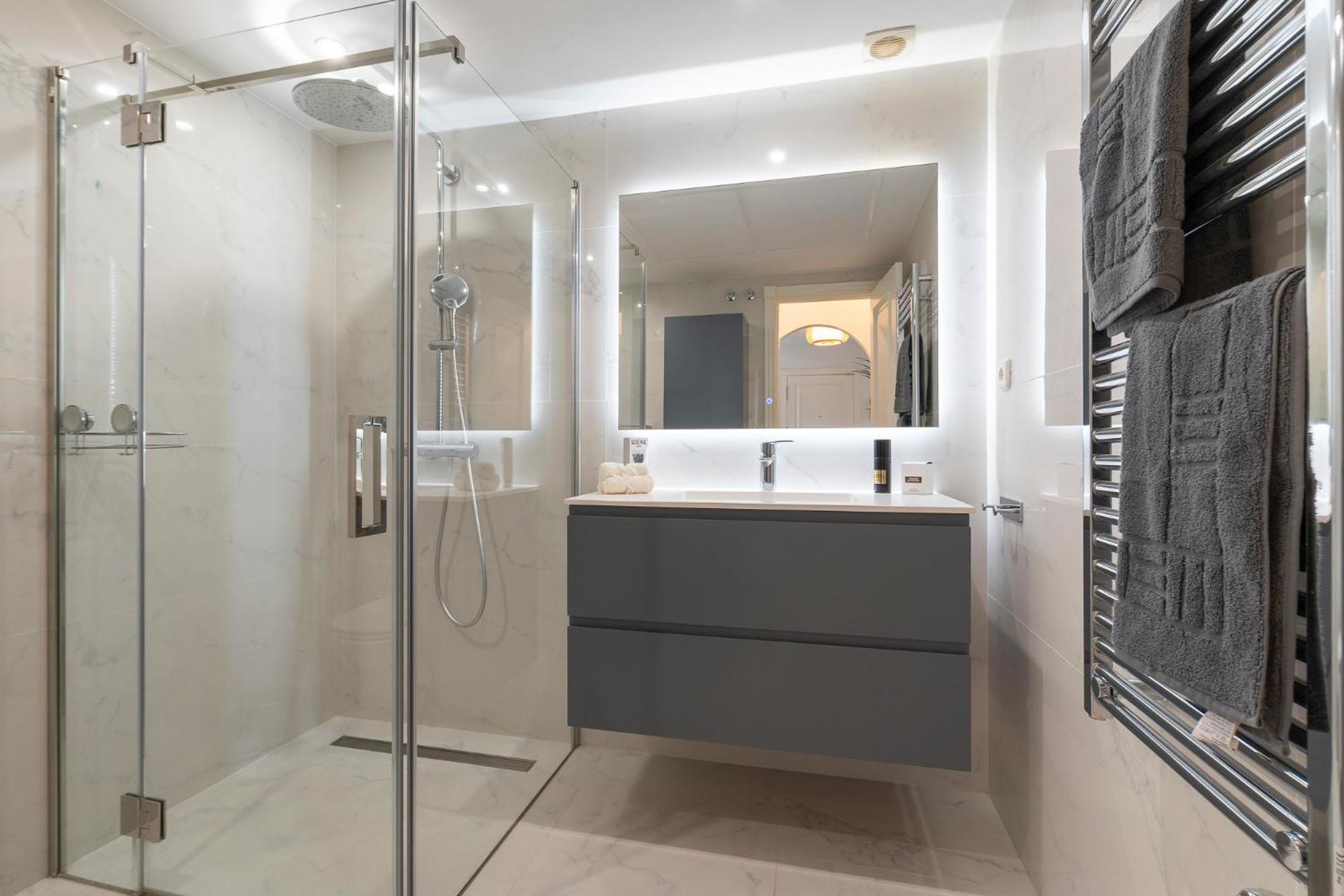 Stylish 2 Bedroom, 2 Bathroom In Aloha, Nueva Andalucia *