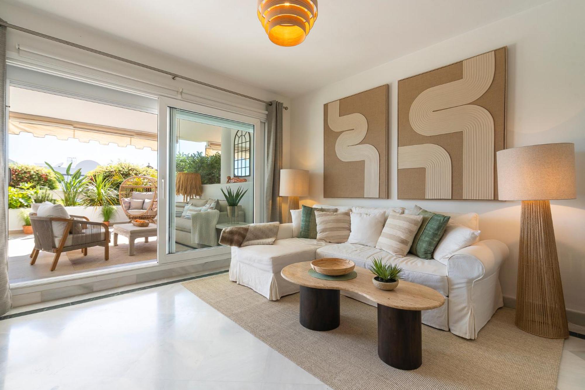 Stylish 2 Bedroom, 2 Bathroom In Aloha, Nueva Andalucia