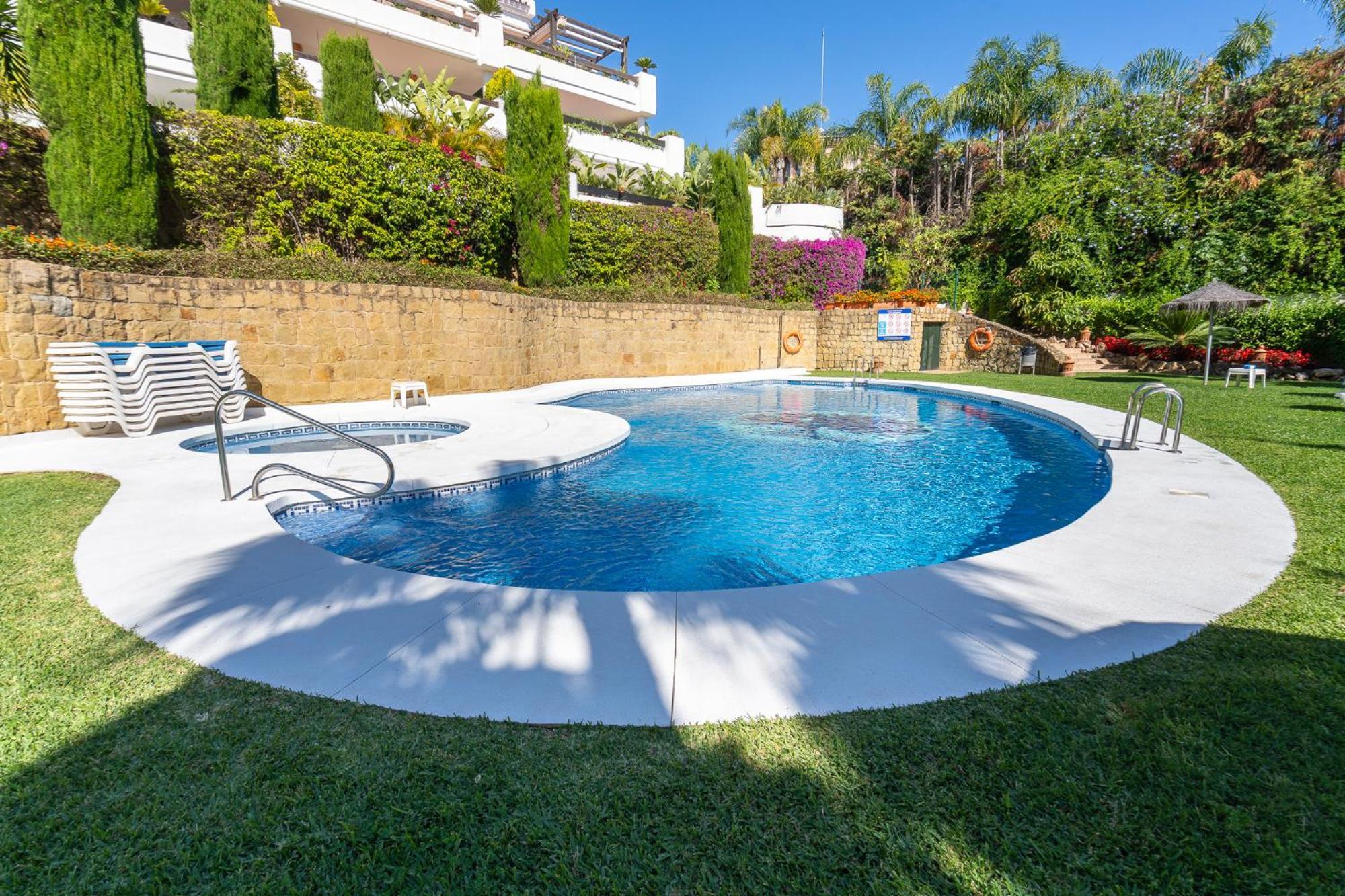Stylish 2 Bedroom, 2 Bathroom In Aloha, Nueva Andalucia Apartment *